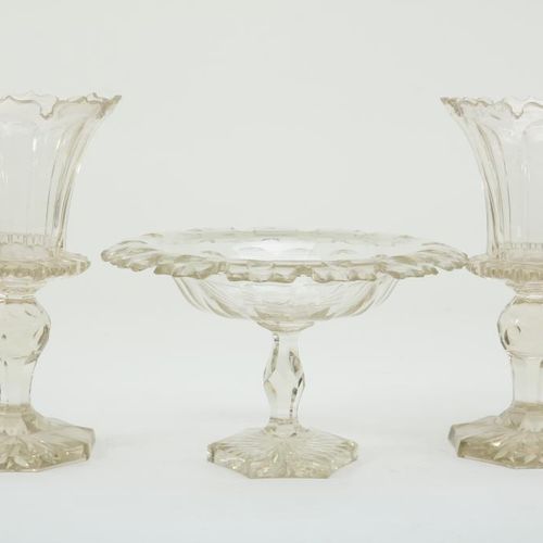 Kristallen set, Biedermeier, 19e eeuw 一套Biedemeier水晶花瓶，2个高底座的花瓶和1个老千，英国19世纪，高27和&hellip;