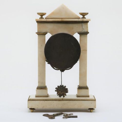 Seize marmeren pendule Mesnil a Paris Louis Seize大理石摆钟，镀金配件，带机芯和敲击装置，19世纪初。世纪，Ad&hellip;