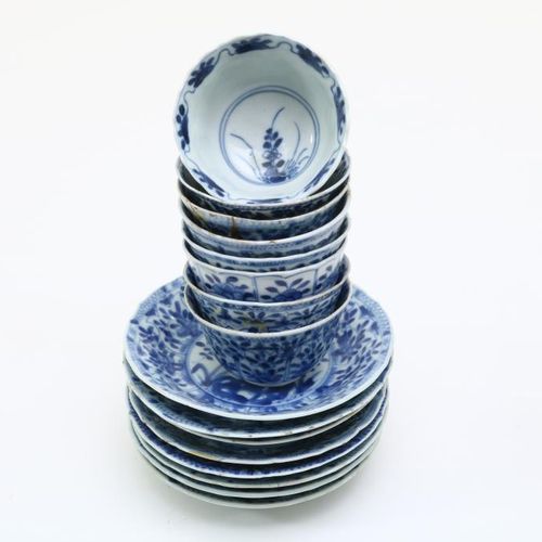 Serie van 8 porseleinen kop en schotels A set of 7 porcelain Kangxi cups and 8 s&hellip;