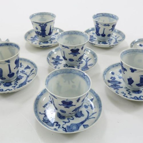 Serie van 8 kop en schotel, China 一套8个花瓶装饰的瓷杯和碟子，双环的店主印记，中国19世纪。(2杯带芯片，1个带芯片的盘子和&hellip;