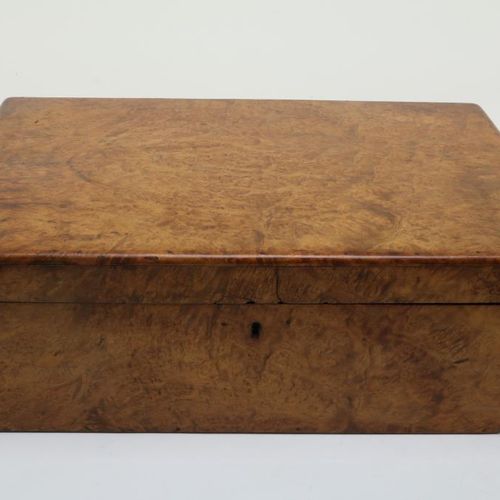 Antieken wortel noten houten kist 带有黄铜细节的树皮箱，英格兰，19世纪。高17厘米，宽51厘米，长35厘米。角落受损根木盖板&hellip;