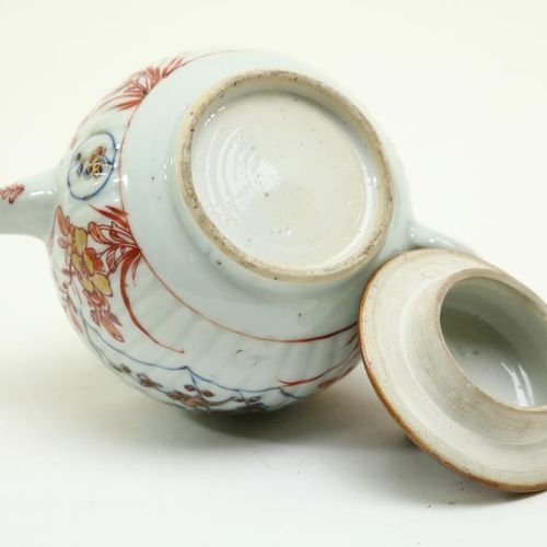 Porseleinen theepotten Tetera de porcelana Imari, decorada con un pájaro, China,&hellip;