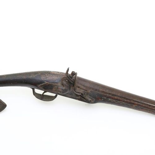 Afrikaans pistool met bijl Parts wooden and iron flintlock pistol with ax, Afric&hellip;