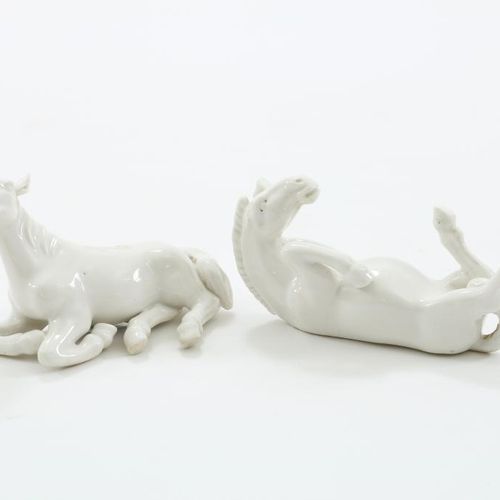 Stel blanc de Chine paardjes 一对德化白瓷马，中国，高6，宽10，长4厘米。(缺少1只耳朵)一对德化白瓷模子作为躺着的一对，中国，高&hellip;