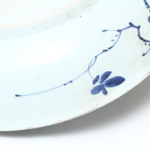 Kangxi schotel, met bloemenmand Soucoupe en porcelaine de Kangxi décorée d'un pa&hellip;