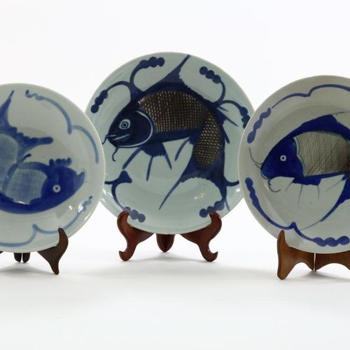 Serie van 3 porseleinen borden Juego de 3 platos de porcelana con decoración de &hellip;