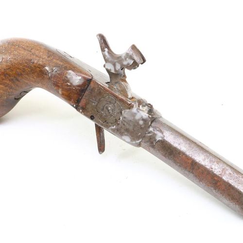 Damespistooltje met roosmerk Lady's pistol with wooden handle, marked with rose,&hellip;