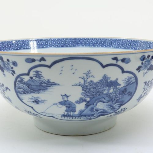 18e eeuwse Chinese Punchbowl porselein 18世纪蓝白瓷大碗，饰以山水人物和花卉，乾隆，高12.5厘米，直径28厘米。瓷器大&hellip;