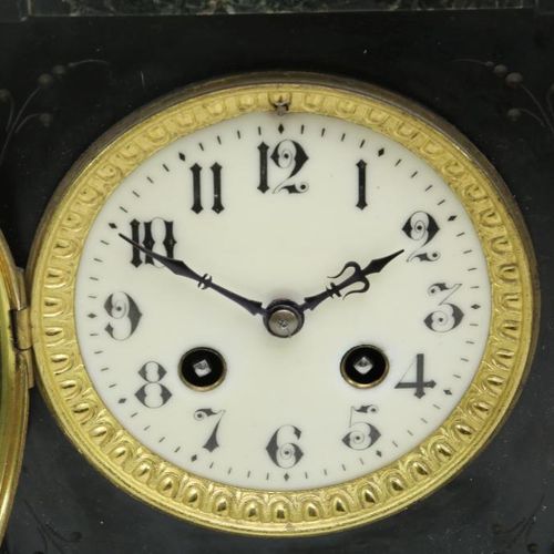 Schouwpendule in marmeren kast 大理石护理摆钟，瓷质表盘和阿拉伯数字，带钥匙，法国19世纪，高30厘米。黑色大理石护理的摆钟，带有&hellip;
