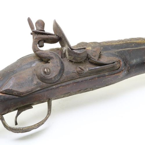 Afrikaanse donderbus geweer Parts wooden and bronze thunderbolt pistol, Africa, &hellip;