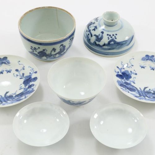 Dekselpot, 2 kommen, 2 schotels en kom 一件带盖的瓷碗，2个碗，2个碟子，2个盖子和杯子，中国19世纪（不同质量）。瓷器盖&hellip;