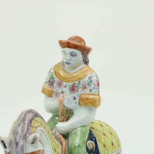 Aardewerk polychroom sculptuur Polychrome Keramikskulptur eines Ritters auf eine&hellip;