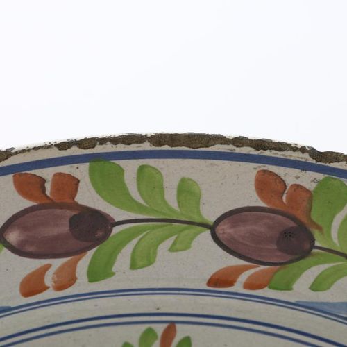 Aardewerk polychroom sierbord Plat en poterie polychrome, décoré de fleurs, Fran&hellip;