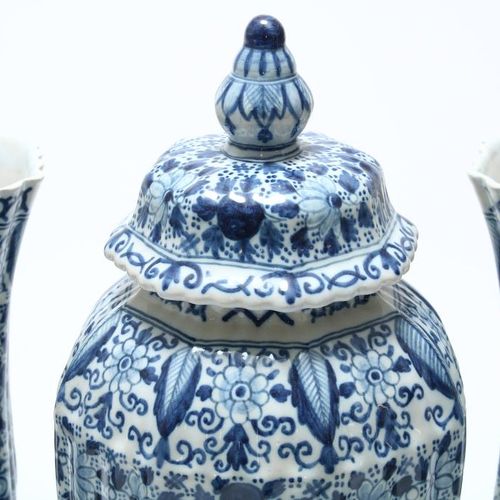 5 delen aardewerk Makkum kaststel Lotto di 5 vasi in ceramica Makkum con decori &hellip;