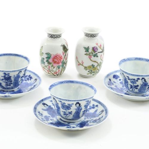 Serie van 3 kop en schotels, 2 vaasjes Lot 中国瓷器3个杯碟，蓝白相间的长线装饰，19世纪。世纪，条件。2杯发裂，连同&hellip;