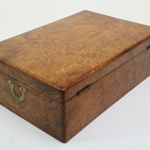 Antieken wortel noten houten kist 带有黄铜细节的树皮箱，英格兰，19世纪。高17厘米，宽51厘米，长35厘米。角落受损根木盖板&hellip;
