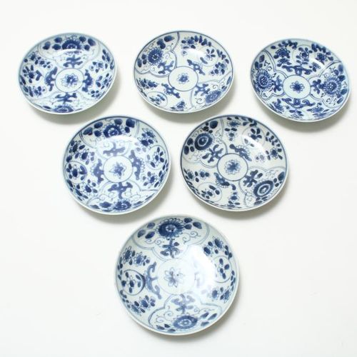 Serie van 6 Kangxi porseleinen schotels Un ensemble de 6 soucoupes en porcelaine&hellip;