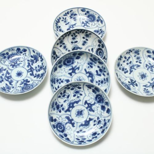 Serie van 6 Kangxi porseleinen schotels Un ensemble de 6 soucoupes en porcelaine&hellip;