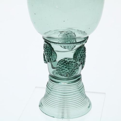 Lot div. Glazen, slinger en roemer 一批吊索釉和朗姆酒杯，18/19世纪（2个碎片）。一套手工吹制的带纽扣的吊杯和3个双吊杯，&hellip;