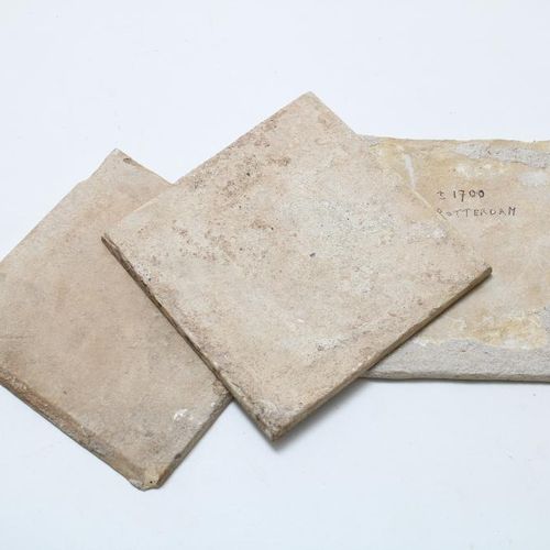 Lot van 7 mangaan aardewerk tegels 一批7个陶片，18世纪，13 x 13厘米。4块表现圣经的锰质陶片和3块表现冰景的锰质陶片&hellip;