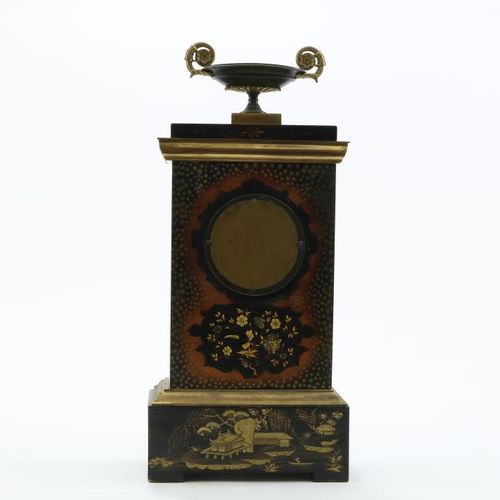 Empire tafelklok met chinoiserie decor Reloj de sobremesa con cubeta de bronce e&hellip;