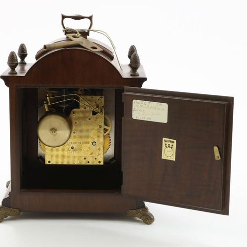 Tafelklok in noten kast, Warminck Horloge de table Warminck, h. 28 cm.Pendule de&hellip;