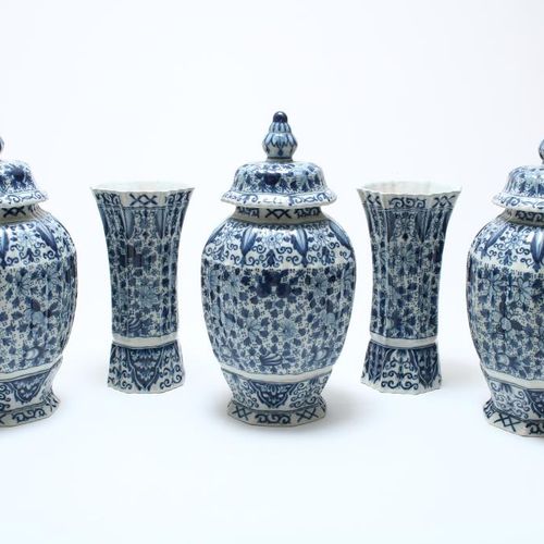5 delen aardewerk Makkum kaststel Lotto di 5 vasi in ceramica Makkum con decori &hellip;