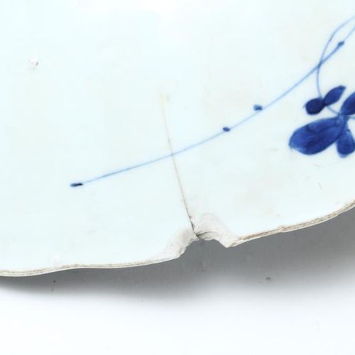 Kangxi schotel, met bloemenmand 康熙瓷碟，装饰有花篮和梅花图案，有双圈标记，直径35厘米。(1个缺口，1个毛边) 几乎相同的样品&hellip;