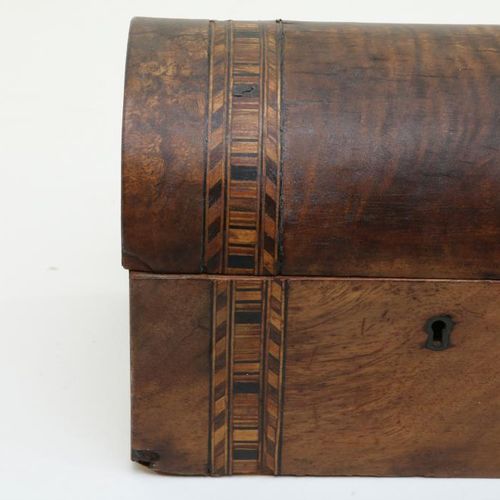 Mahonie theekistje 桃花心木茶盒，有镶嵌的带子，有分割的木材，19世纪，高14，宽20厘米。桃花心木茶盒，有各种木材的镶嵌带，19世纪，高14&hellip;