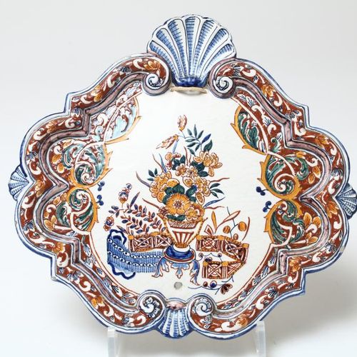 Aardewerk plaquette, 19e eeuw Delft 陶器牌匾，有花的装饰，假的标记 "三个钟声"，19世纪，24 x 26厘米。(大碎片和碎&hellip;