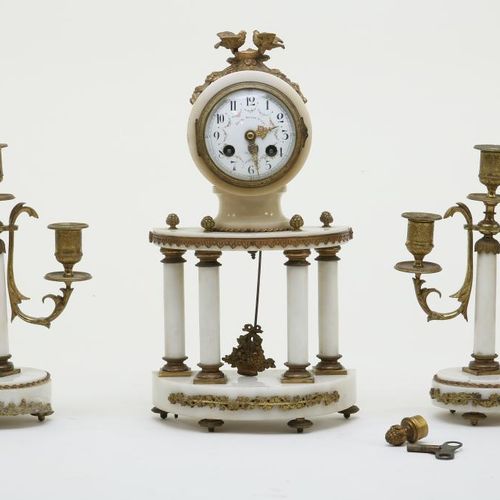 Louis Seize stel klokkenstel marmer 1880 路易-塞泽风格的时钟，大理石与青铜配件，连同2个配套的3支蜡烛的烛台，约188&hellip;
