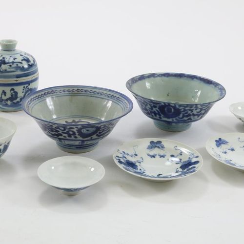 Dekselpot, 2 kommen, 2 schotels en kom Lot of a porcelain bowl with lid, 2 bowls&hellip;