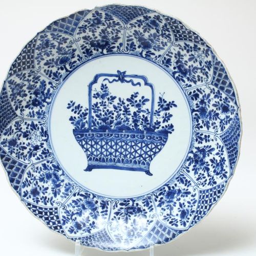 Kangxi schotel, met bloemenmand Soucoupe en porcelaine de Kangxi décorée d'un pa&hellip;