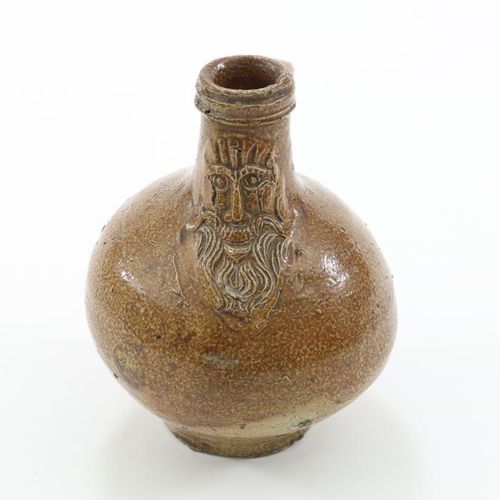 Steengoed baardmankruikje 陶器盐釉陶器贝拉明壶，德国17世纪，高14厘米。炻器盐釉带柄钟形壶，德国Raeren 17世纪，高14厘米。