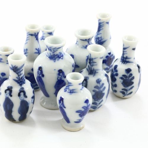Serie van 10 miniatuur vaasjes 收集10个瓷器微型花瓶，描绘龙丽莎，不同的尺寸和形状，中国清朝，高3.5-5厘米。一批10个瓷器微&hellip;