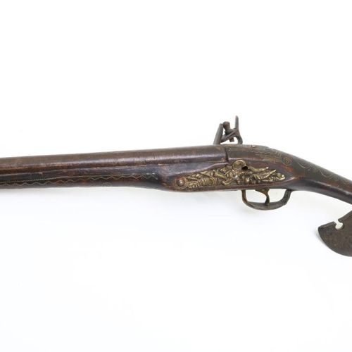 Afrikaans pistool met bijl Pièces de pistolet à silex en bois et en fer avec hac&hellip;