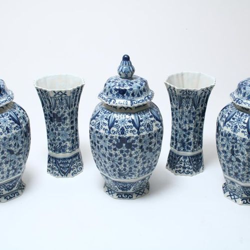 5 delen aardewerk Makkum kaststel Lot of 5 parts pottery Makkum vases with flowe&hellip;