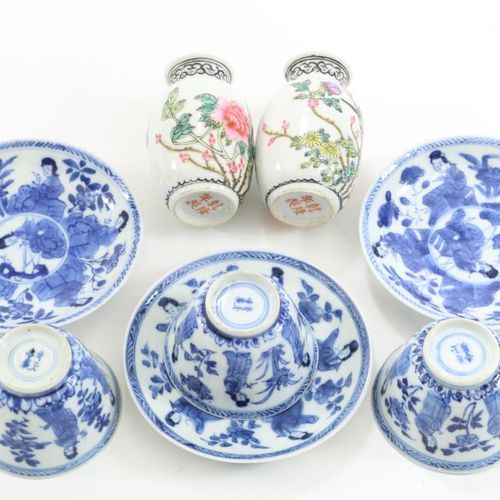 Serie van 3 kop en schotels, 2 vaasjes Lot 中国瓷器3个杯碟，蓝白相间的长线装饰，19世纪。世纪，条件。2杯发裂，连同&hellip;