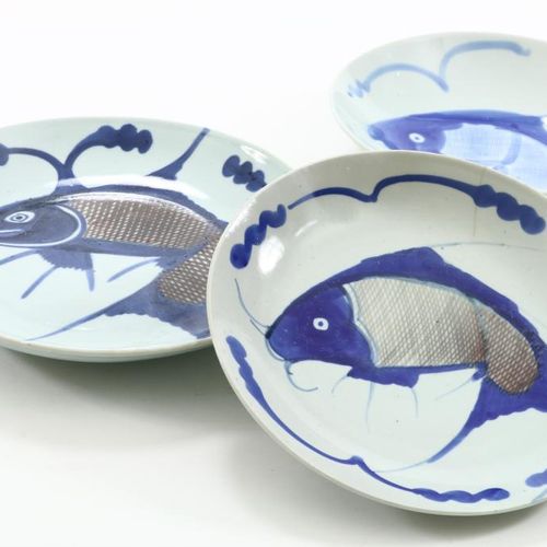 Serie van 3 porseleinen borden 一套3个装饰有海螺的瓷盘，中国19/20世纪，直径23-27厘米。(发际线)饰有鲤鱼图案的瓷盘一套&hellip;