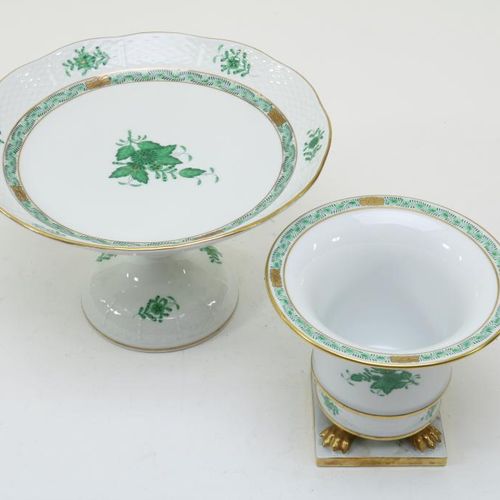 Porseleinen tazza en vaas, Herend Tazza et vase en porcelaine, décorés d'un bouq&hellip;