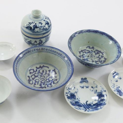 Dekselpot, 2 kommen, 2 schotels en kom Lot of a porcelain bowl with lid, 2 bowls&hellip;
