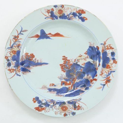 Porseleinen Qianlong schotel, China 乾隆瓷盘，伊万里山水房屋装饰，中国18世纪，直径35厘米。(已修复的和芯片)乾隆瓷盘，伊&hellip;