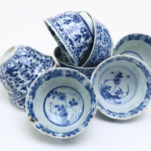 Serie van 8 porseleinen kop en schotels 一套7个康熙瓷杯和8个碟子，装饰有花，中国18世纪，有 div.标记，其中1个杯&hellip;