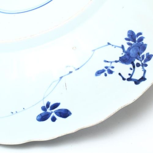 Kangxi schotel, met bloemenmand 康熙瓷碟，装饰有花篮和梅花图案，有双圈标记，直径35厘米。(1个缺口，1个毛边) 几乎相同的样品&hellip;