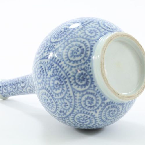Porseleinen flesvaas, Japan Porcelain bottle vase with a blue and white design o&hellip;