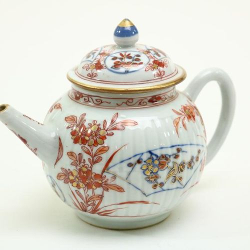 Porseleinen theepotten Tetera de porcelana Imari, decorada con un pájaro, China,&hellip;