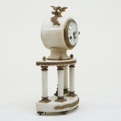 Louis Seize stel klokkenstel marmer 1880 路易-塞泽风格的时钟，大理石与青铜配件，连同2个配套的3支蜡烛的烛台，约188&hellip;