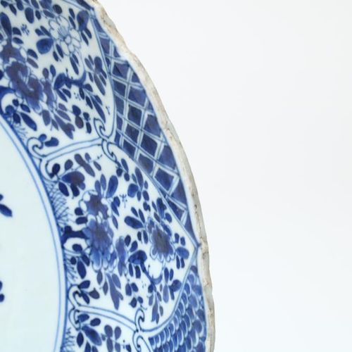 Kangxi schotel, met bloemenmand 康熙瓷碟，装饰有花篮和梅花图案，有双圈标记，直径35厘米。(1个缺口，1个毛边) 几乎相同的样品&hellip;