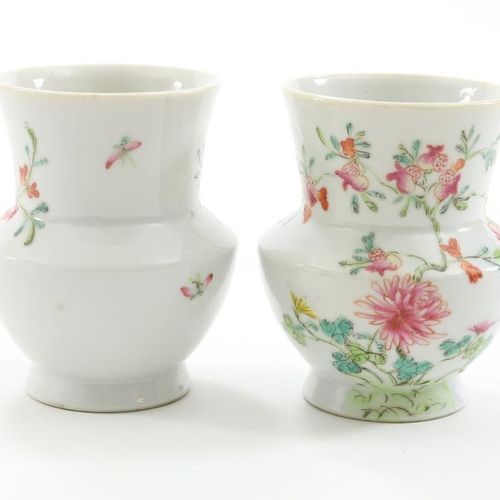 Stel Chinees porseleinen vaasjes Coppia di vasi in porcellana cinese decorati co&hellip;