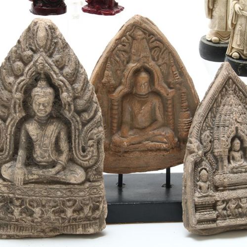 Lot div. Boeddha en Amuletten 本拍品包括雕刻的佛像和圣人，以及描绘佛像的砂岩护身符。由各种雕刻的佛像和圣人组成的拍品，其中有描绘佛&hellip;